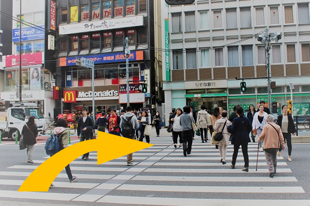 駅ビルを出て春日通りの信号を渡り、右（後楽園方面）に進みます